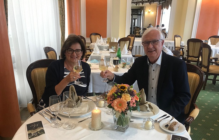 Drahošovi - přípitek k manželčiným letošním kulatinám