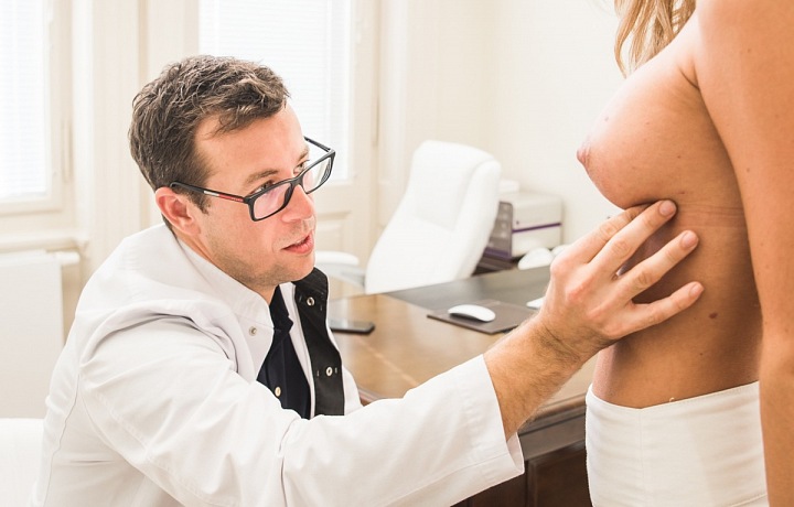 Plastický chirurg Ján Pilka kontroluje prsa.