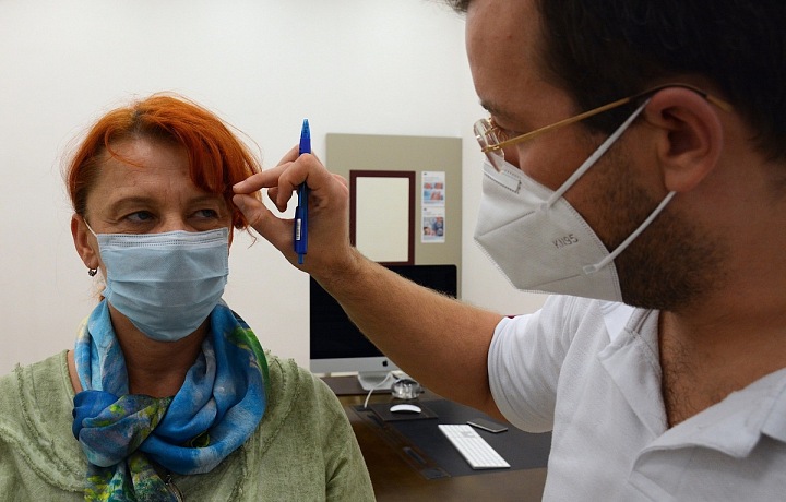 Plastický chirurg Ján Pilka kontroluje oční víčka.