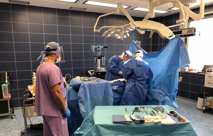 Plastický chirurg Ján Pilka se soustředí při operaci.