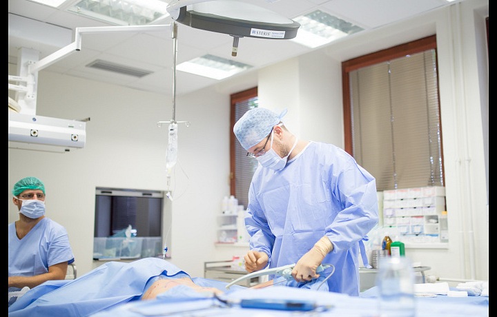 Plastický chirurg Ján Pilka operuje.