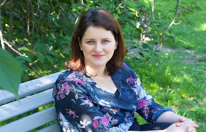 Ministryně Jana Maláčová odpočívá na lavičce