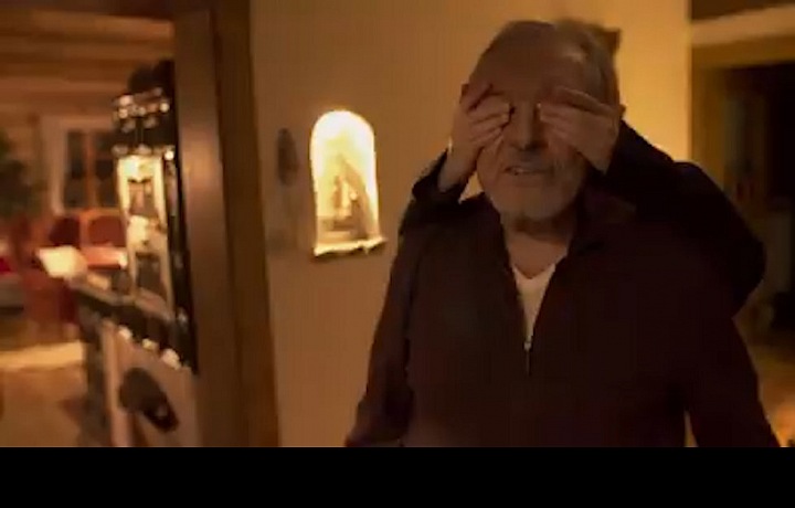 Záběry z filmu: Dcera zakrývá Mistrovi oči. 