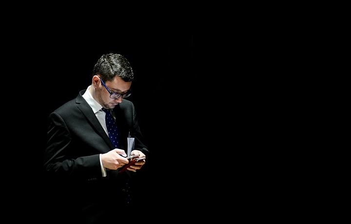 Jiří Ovčáček s mobilním telefonem.