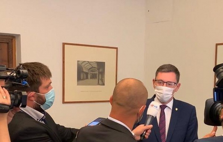 Jiří Ovčáček dává rozhovor médiím.