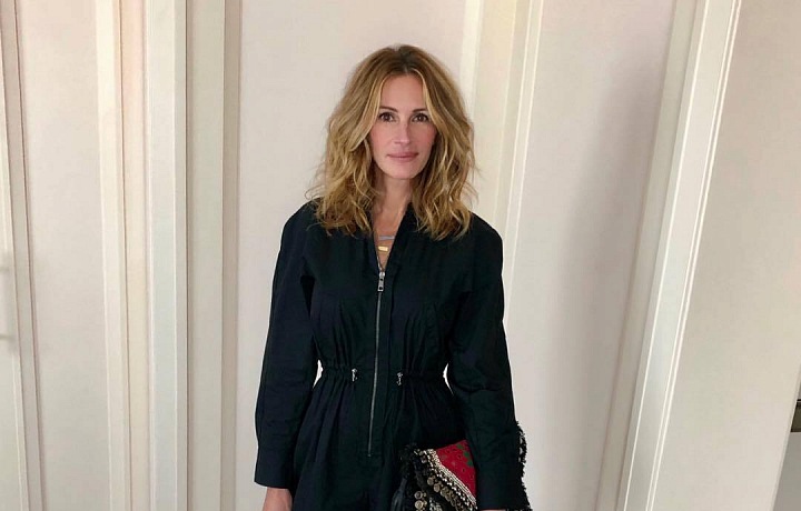 Julia celá v černém