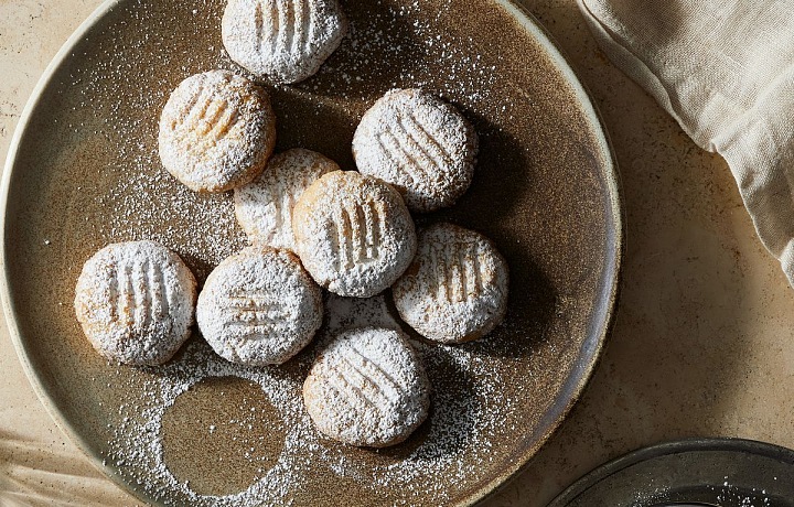 Baba prichádza oknom a zanecháva dary, často výmenou za koláčiky kahk, ktoré sú obdobou našich perníkov