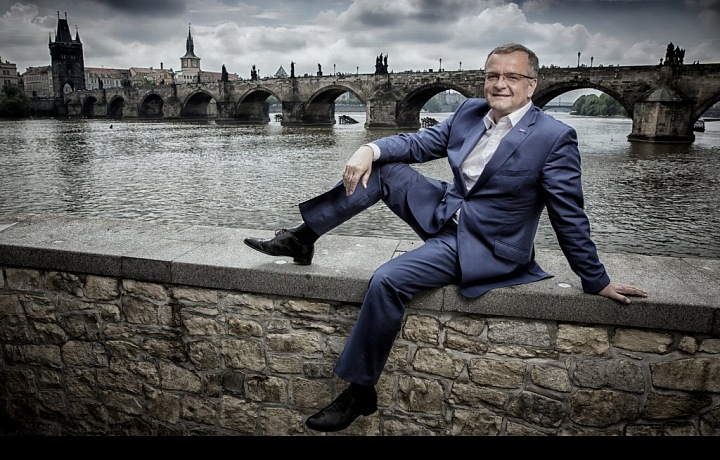 Miroslav Kalousek sedí u Vltavy.