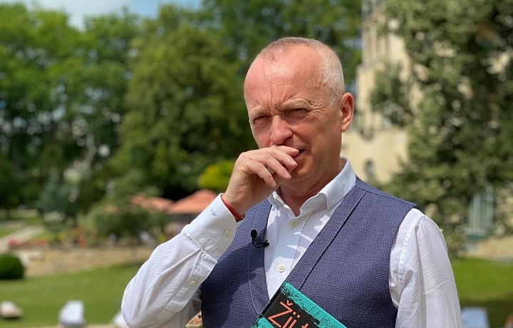 Voříšek se svou knihou Žij teď. 