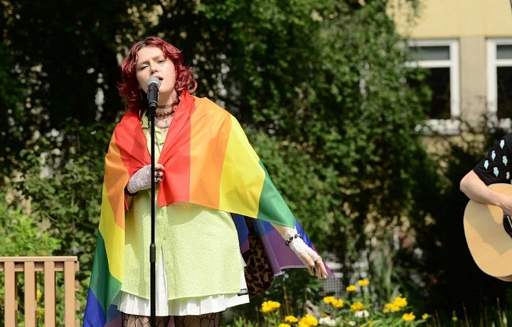 Karin Ann s duhovou vlajkou. 