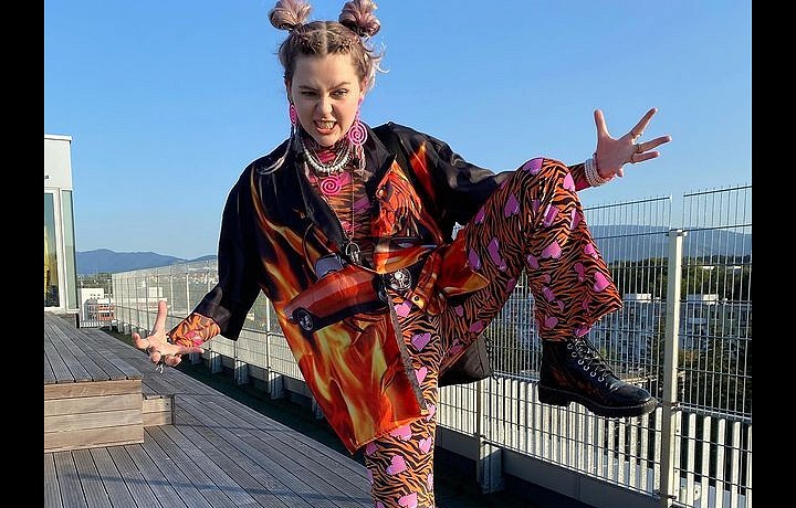 Karin Ann v barevném oblečení. 