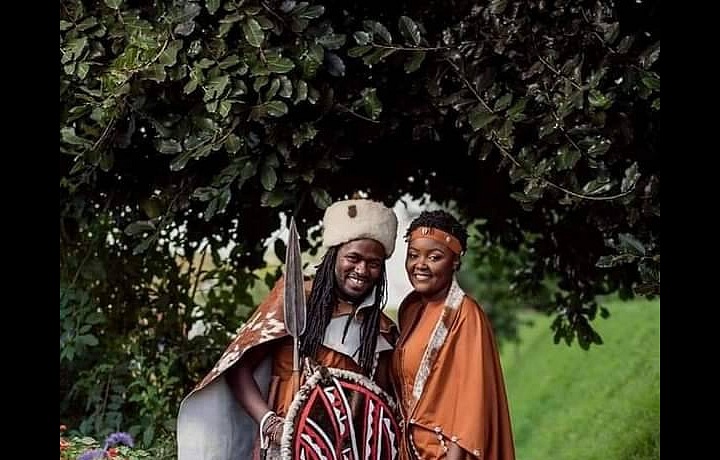 Po nájdení nevesty musí ženích rituálne nakrájať kozie mäso pripravené na túto príležitosť. 