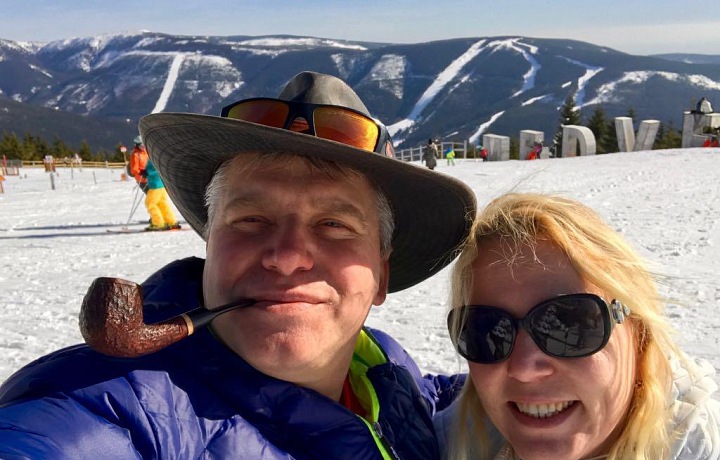 Klára Dostálová s manželem na horách.