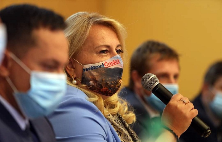 Klára Dostálová při pracovním jednání.