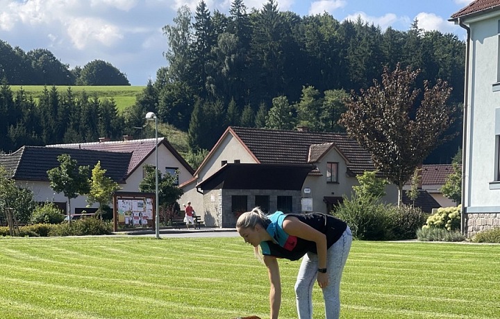 Klára během tréninku psa. 