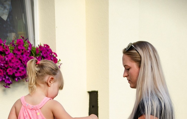 Klára s dcerou a psem. 