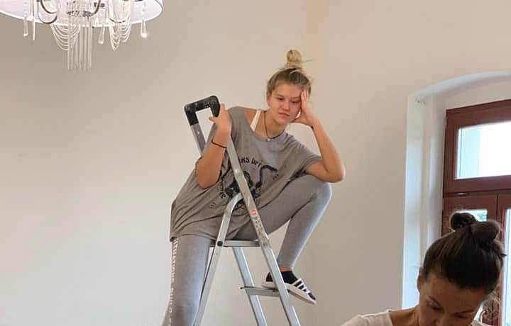 Kubelková s dcerami rekonstruuje pokojíčky. 