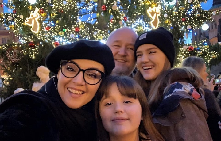 Moderátorka s rodinou. 