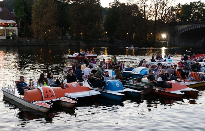 Lidé sledující koncert ze šlapadel