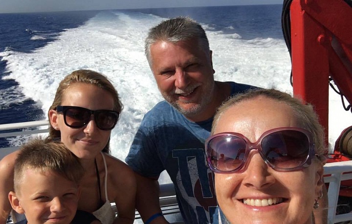 Finková s dětmi a partnerem. 