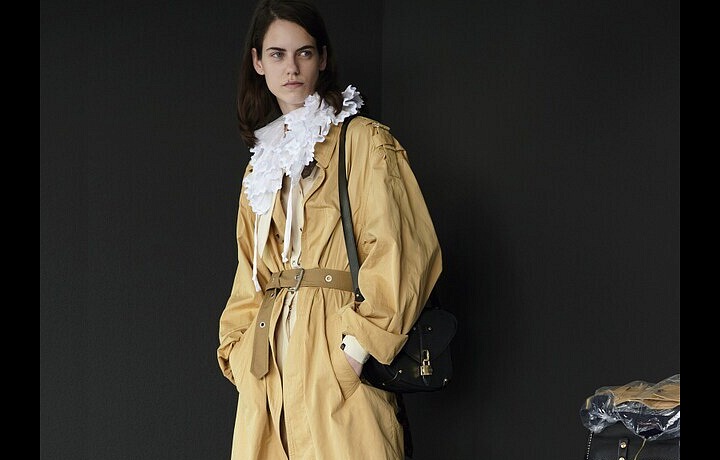 Žena v béžovém trenčkotu Louis Vuitton