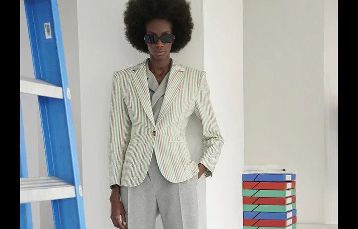 Žena v krémovém kostýmku Louis Vuitton