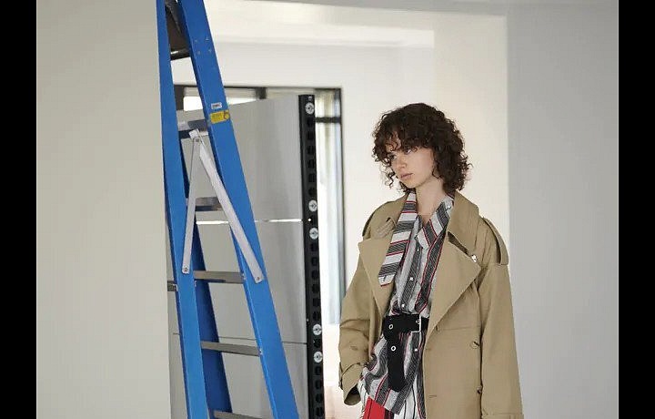 Žena v béžovém trenčkotu Louis Vuitton