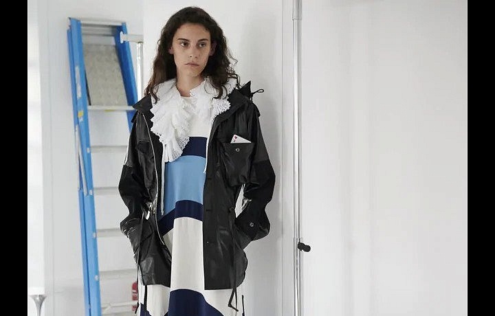 Žena v pruhovaných šatech Louis Vuitton