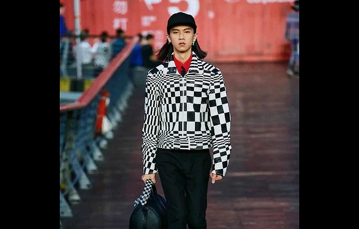 Muž v kostkované bundě a kalhotách Louis Vuitton SS 2021