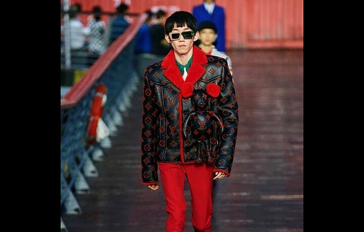 Muž v kožené bundě a červených kalhotách Louis Vuitton SS 2021