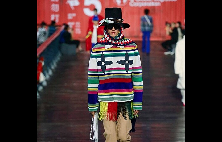 Muž v pestrobarevném svetru Louis Vuitton SS 2021