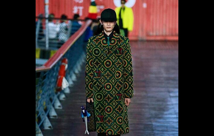 Muž v barevném kabátě Louis Vuitton SS 2021