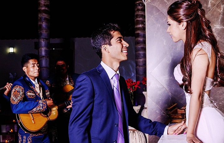 Muž hrá žene serenádu.
