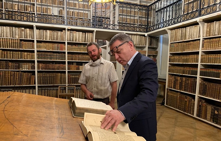 Ministr kultury Lubomír Zaorálek v knihovně