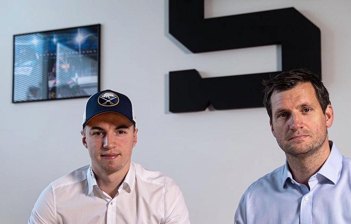 Lukáš Rousek u podpisu smlouvy se svým agentem 