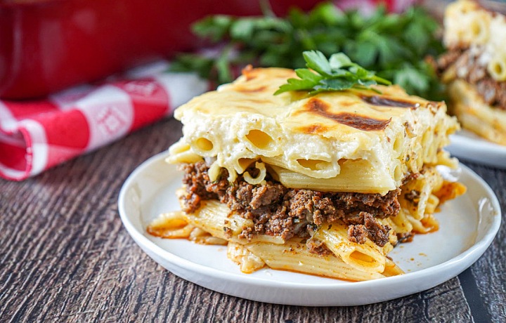 Pre Egypťanov je tradičným štedrovečerným jedlom macarona bechamel. Ide o zapečené cestoviny penne s mletým mäsom a bešamelovou omáčkou.
