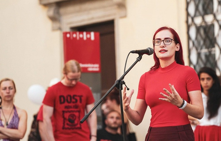 Europoslankyně Markéra Gregorová hovoří na demonstraci.