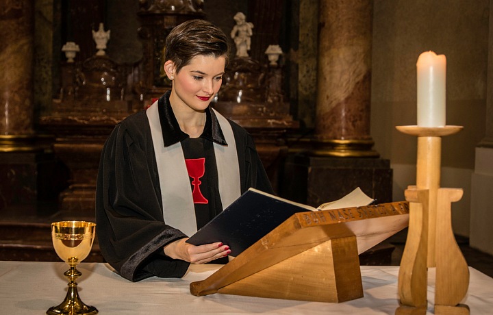 Martina Viktorie Kopecká během nedělní mše 