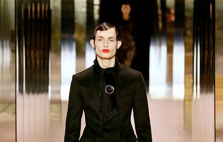 Modelka na přehlídce Fendi Couture SS2021