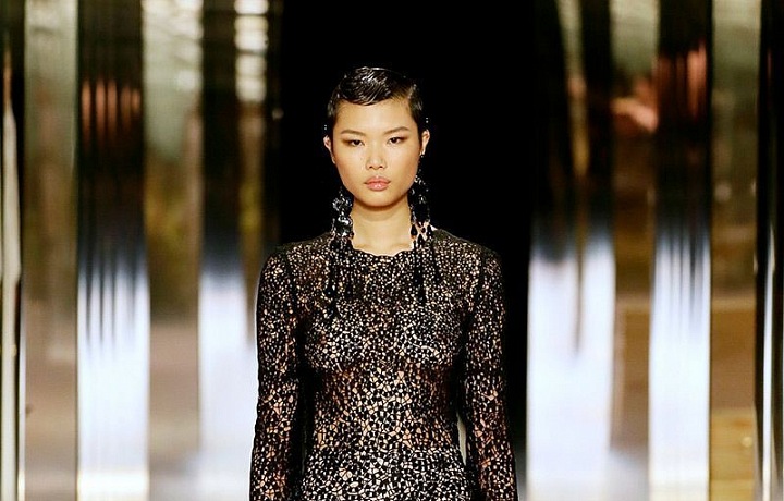 Modelka na přehlídce Fendi Couture SS2021