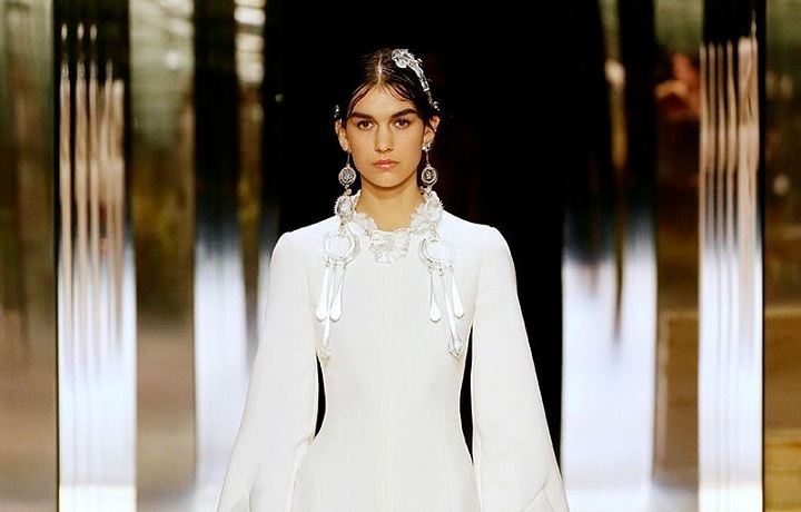 Modelka na přehlídce Fendi Couture SS2021