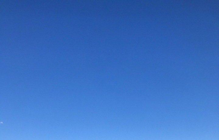 Tyrkysová hladina jezera Mondsee láká ke koupání. 