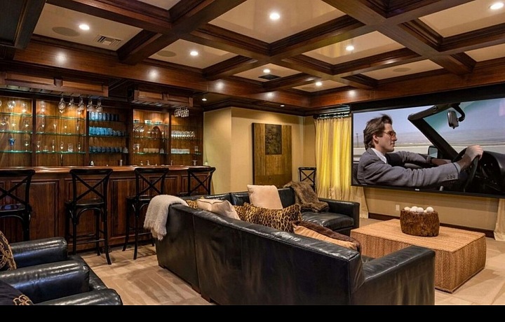 Multimediální místnost s barem, koženou sedačkou a televizí