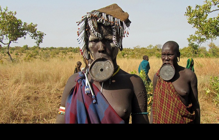 Na prvý pohľad sa Surmovia veľmi podobajú Mursiom, ale môžeme ich odlíšiť podľa oblečenia alebo ozdôb.