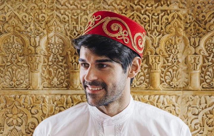 Celý outfit muža dopĺňa klobúk shashiyah, ktorý býva červený alebo čierny
