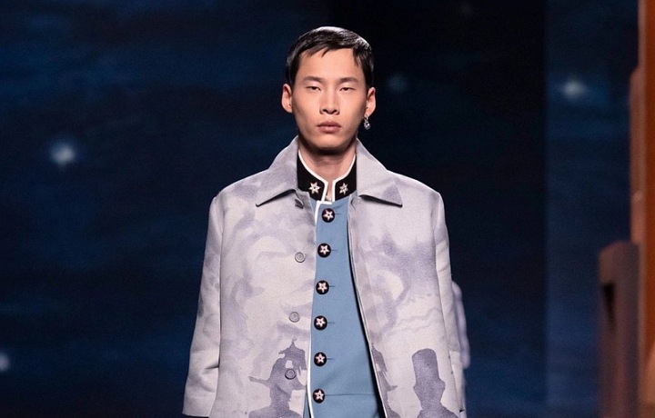 Muž na přehlídce Dior FW2021