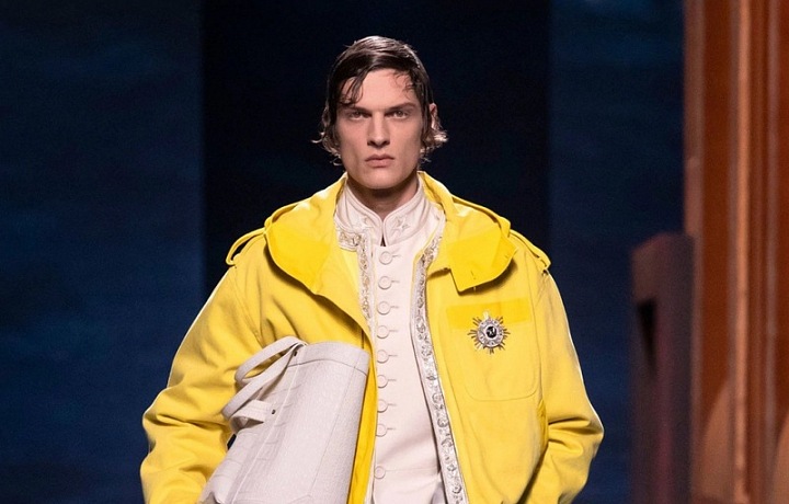 Muž na přehlídce Dior FW2021