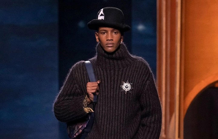 Muž na přehlídce Dior FW2021