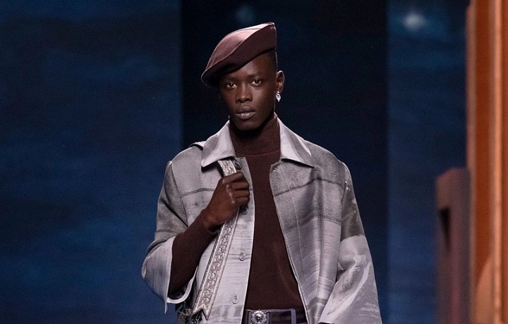 Muž na přehlídce Dior FW2021