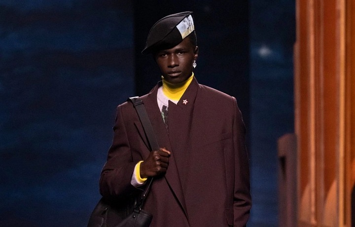 Muž na přehlídce Dior FW2021